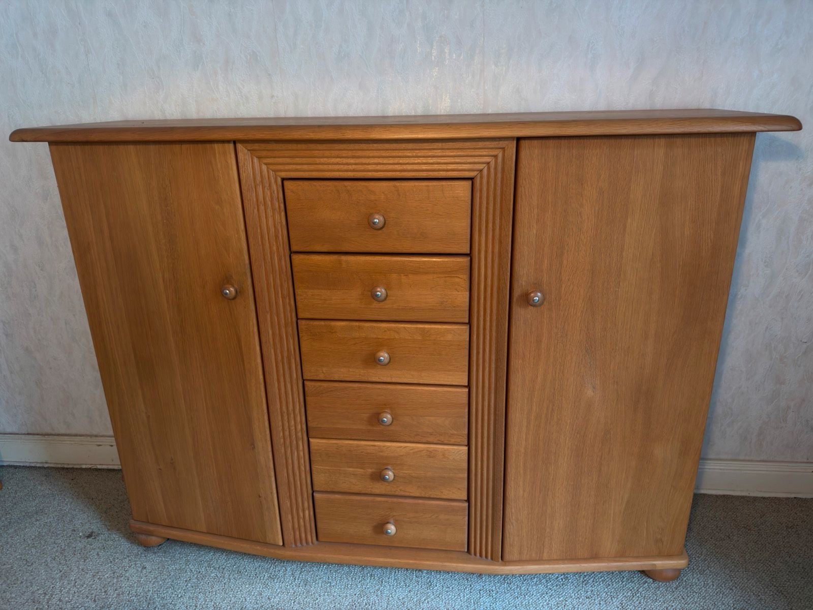 Massives Sideboard aus Vollholz mit Schubladen und Türen