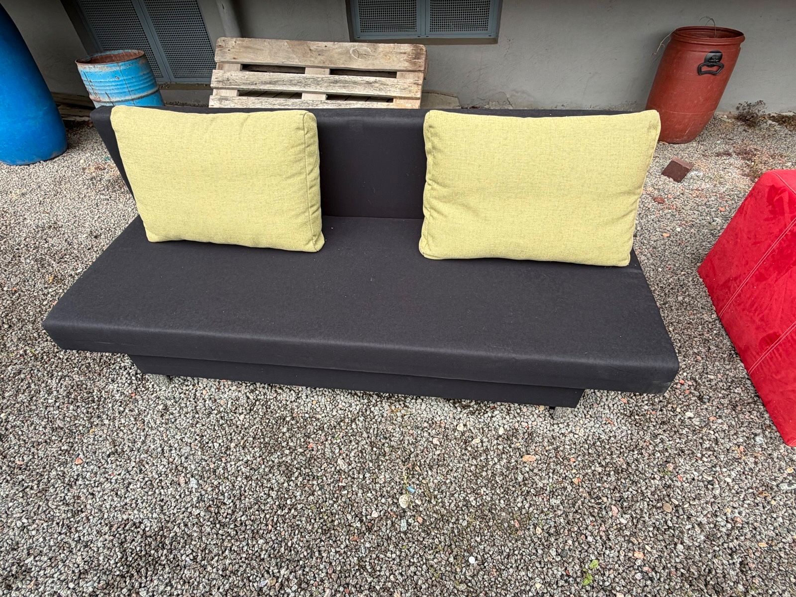 Praktisches Schlafsofa mit Kissen – Schwarz & Grün