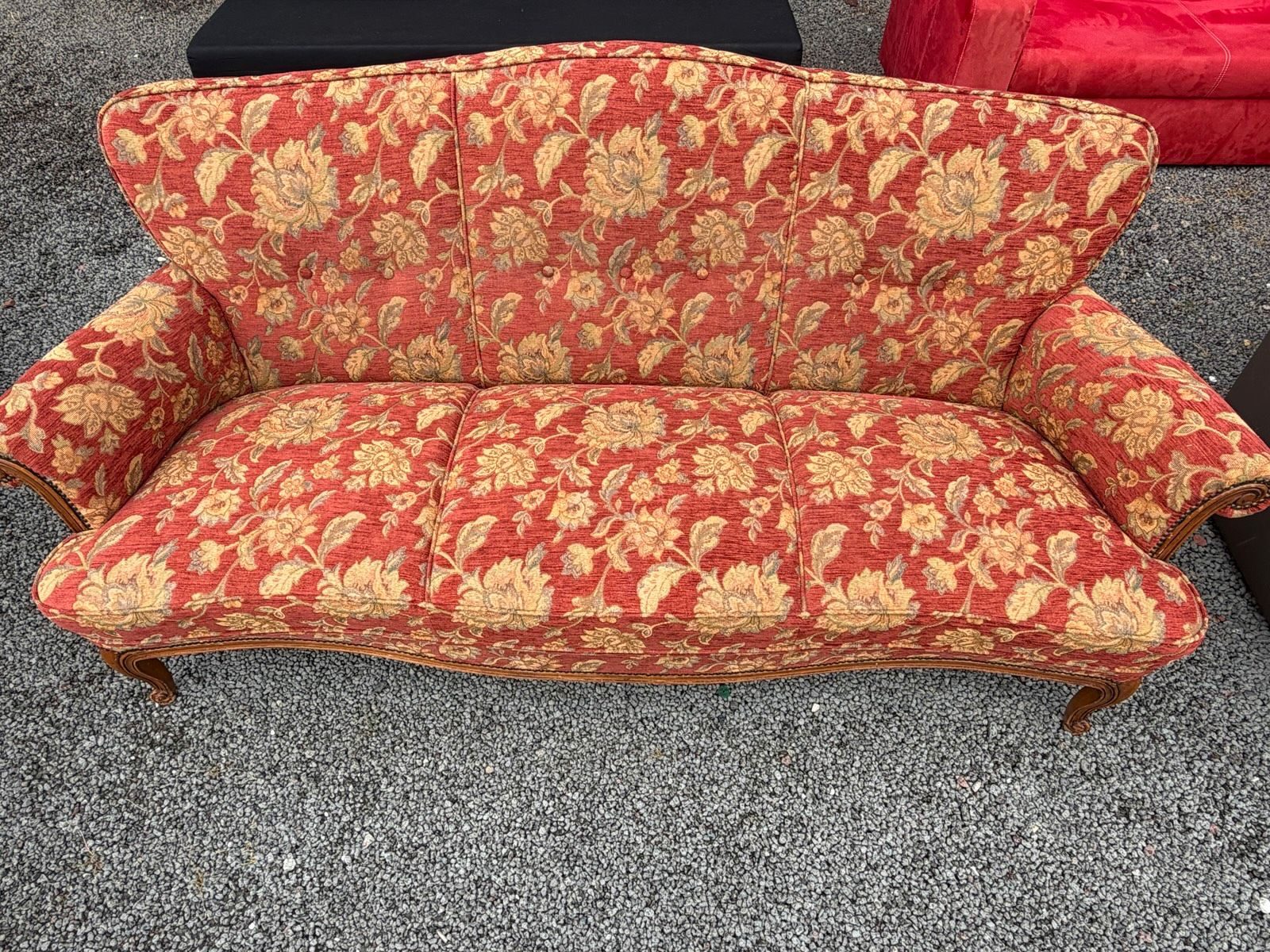 Vintage Sofa mit floralem Muster - Rot & Gold