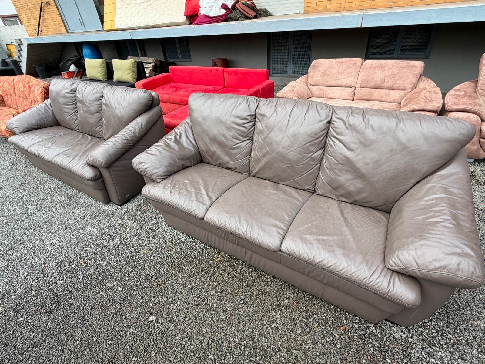Gemütliches 3-Sitzer Ledersofa in Graubraun (2x verfügbar)