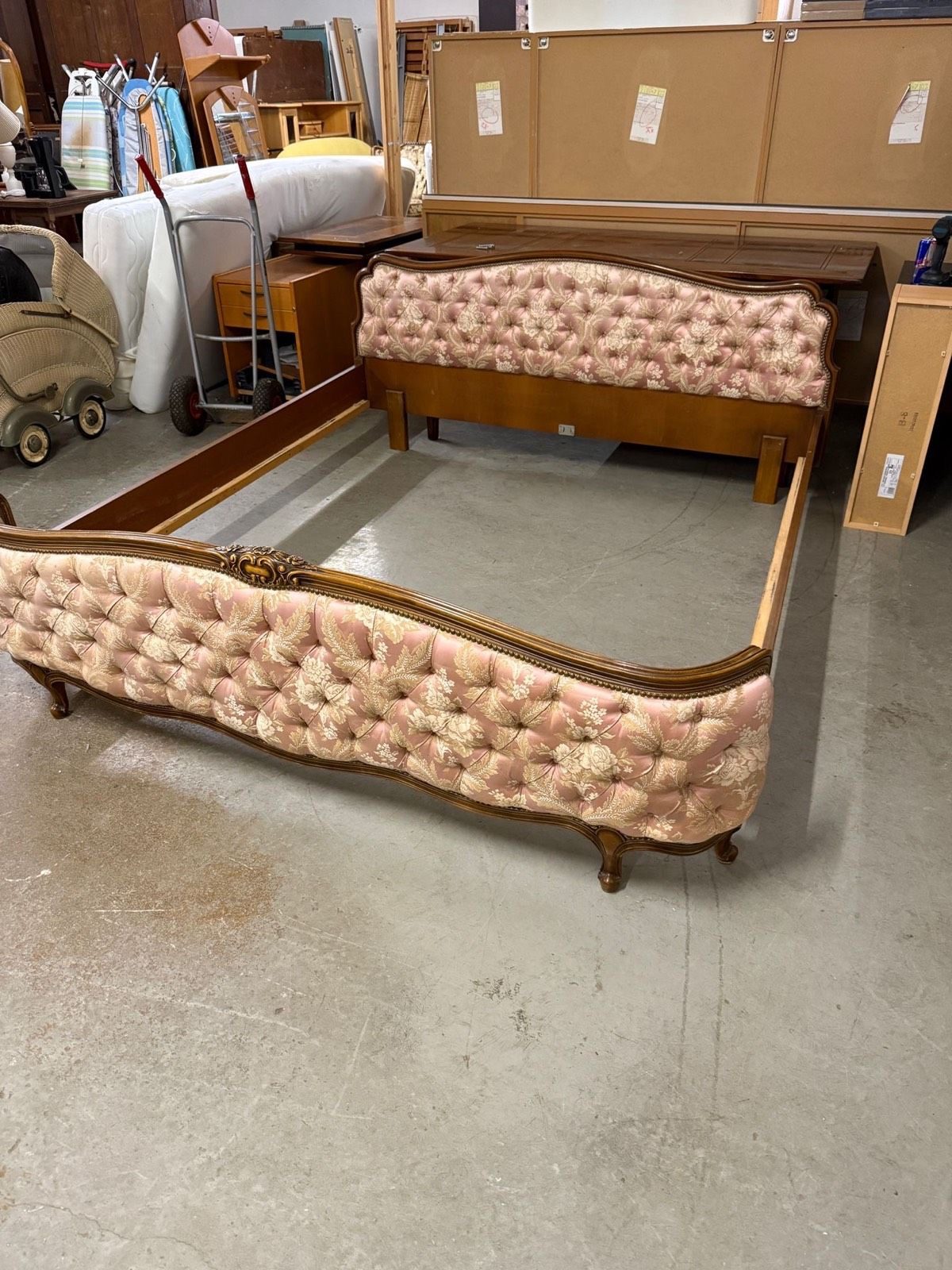 160cm Bett mit dekorativer Polsterung an Kopf- und Fußleiste