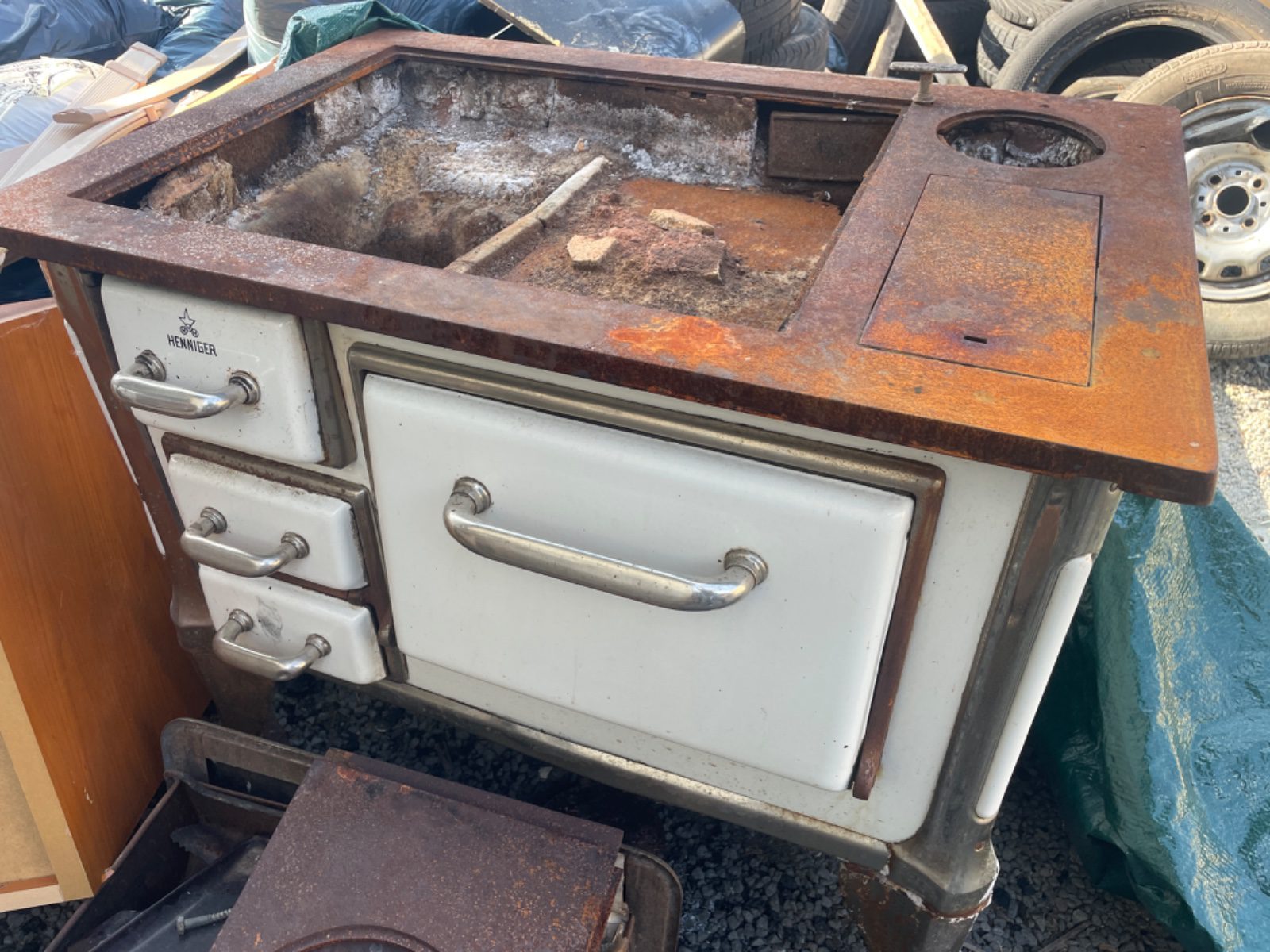Alter HENNIGER Küchenherd / Holzofen / Kohleherd – Emaille – Restaurationsobjekt