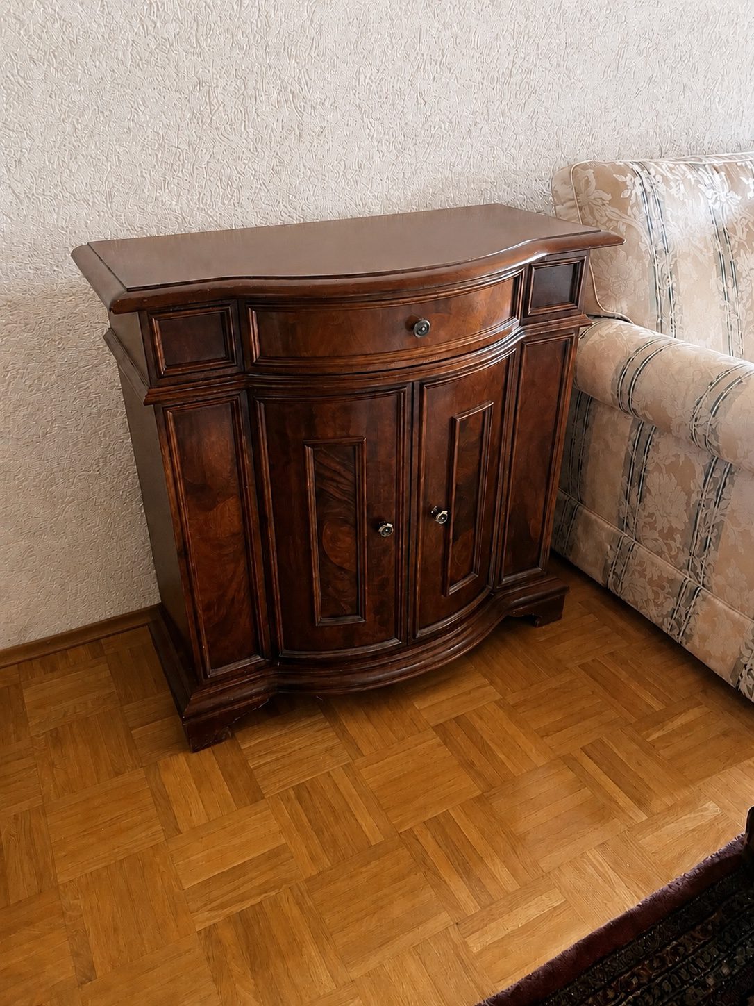 Eleganter Beistellschrank / Telefontisch aus Echtholzfurnier – klassischer Stil