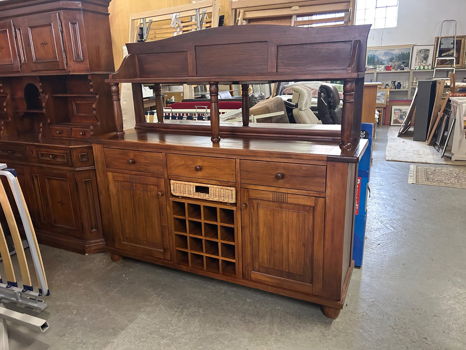 Große massive Weinbar / Hausbar mit Spiegelaufsatz und Weinregal – 180 cm