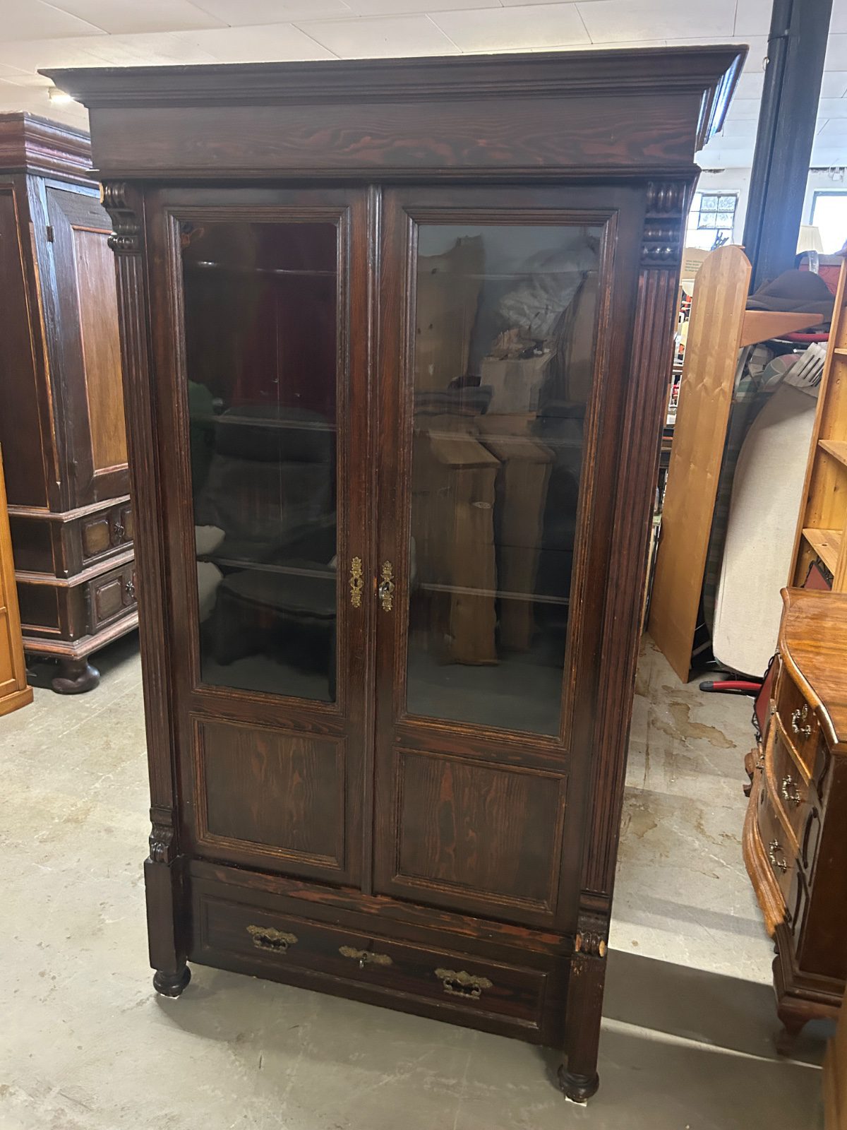 Antiker Gründerzeit-Vitrinenschrank aus Massivholz – ca. 1900