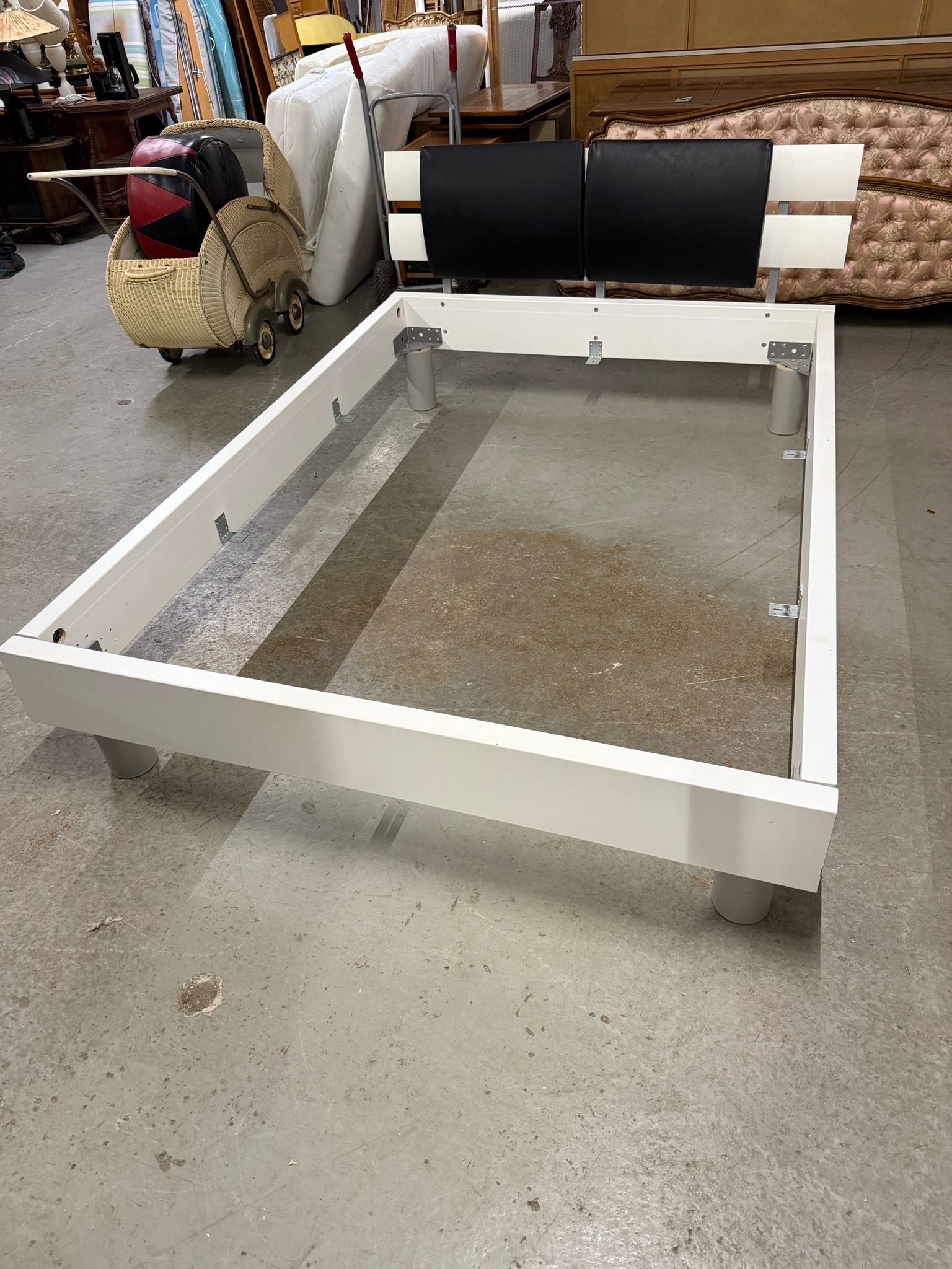 140cm Bett / weiß Dekor / mit Kunstleder-Kopfpolster