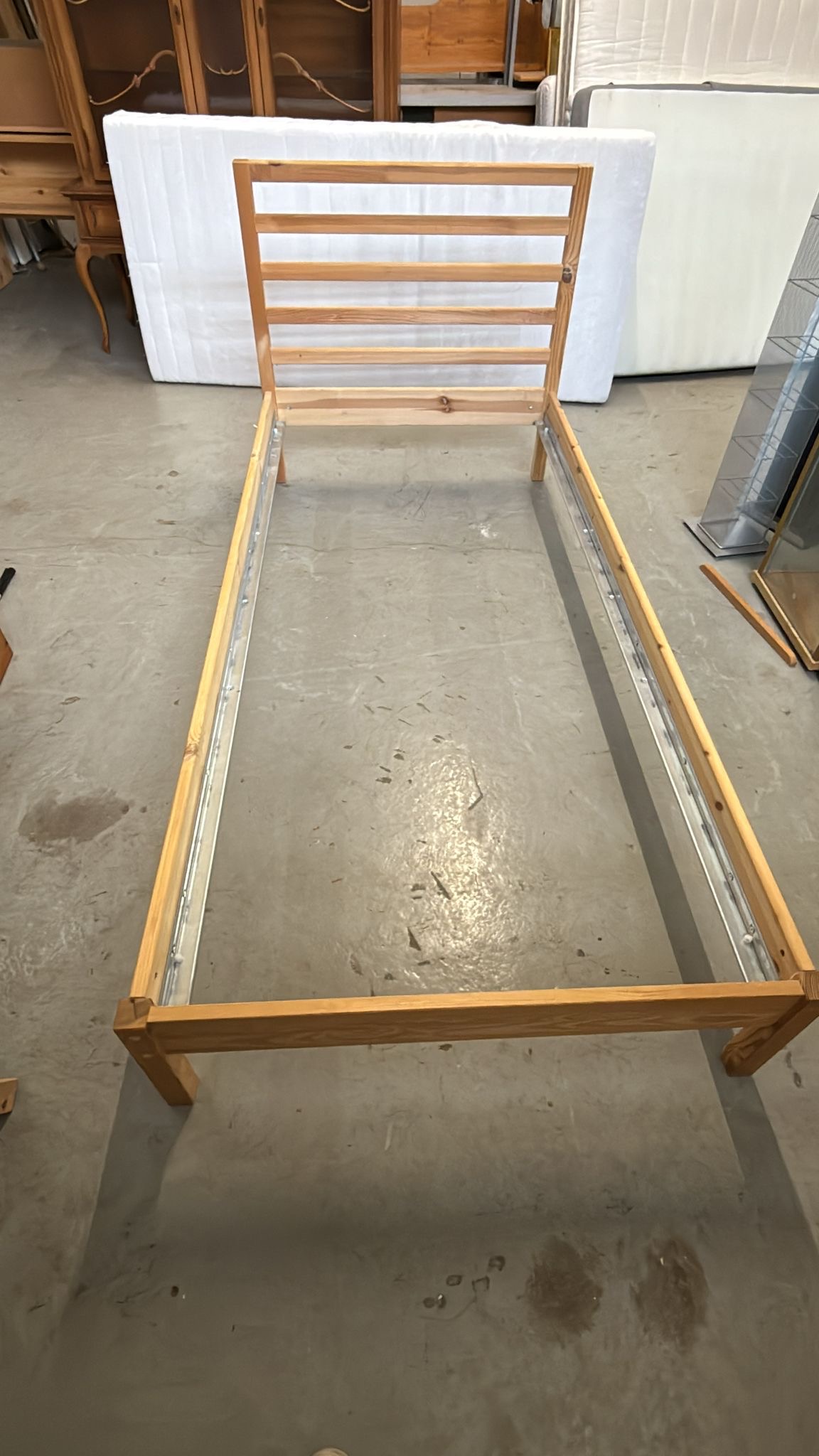 90cm Einzelbett aus Vollholz 