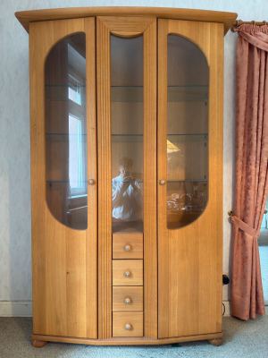 Vollholz Vitrine mit Beleuchtung und Glasböden