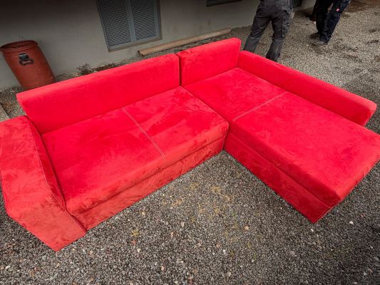 Gemütliches L-förmiges Sofa in leuchtendem Rot