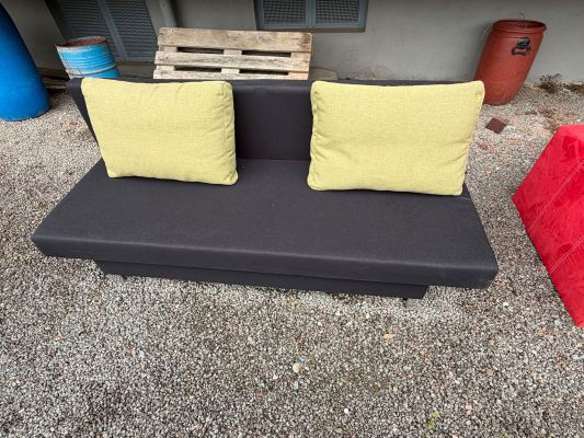 Praktisches Schlafsofa mit Kissen – Schwarz & Grün