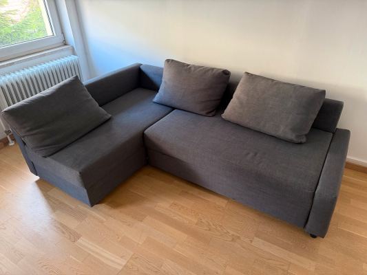 Gemütliches L-förmiges Sofa in Dunkelgrau mit Kissen