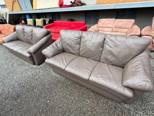 Gemütliches 3-Sitzer Ledersofa in Graubraun (2x verfügbar)