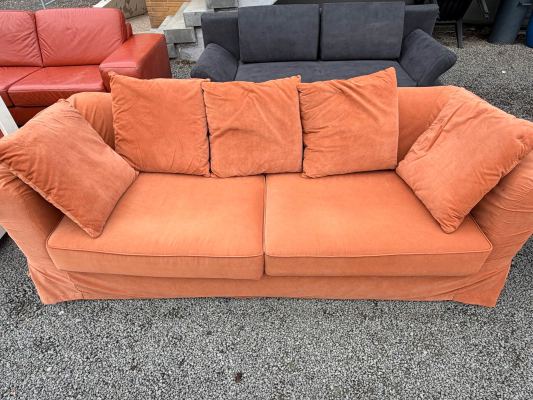 Gemütliches Orange-Samt Sofa
