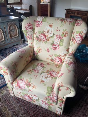 Romantischer Ohrensessel mit Hocker – floraler Landhausstil / Rosenmuster